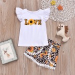 Σετ κοντό παντελονάκι - κοντομάνικο μπλουζάκι με στάμπα LOVE και λουλούδια, λευκό - λεοπάρ